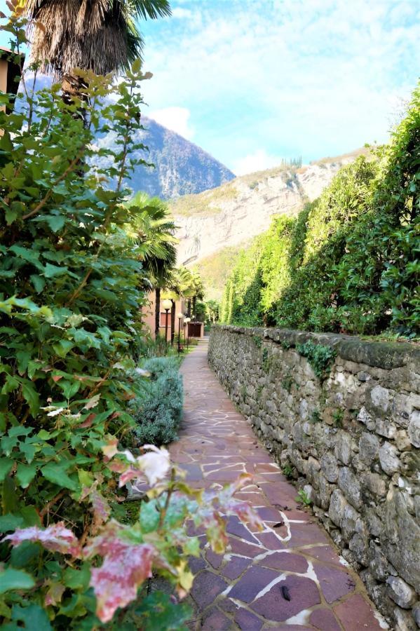Waterfall & Pool Riva del Garda Bagian luar foto