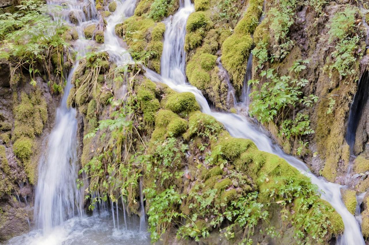 Waterfall & Pool Riva del Garda Bagian luar foto