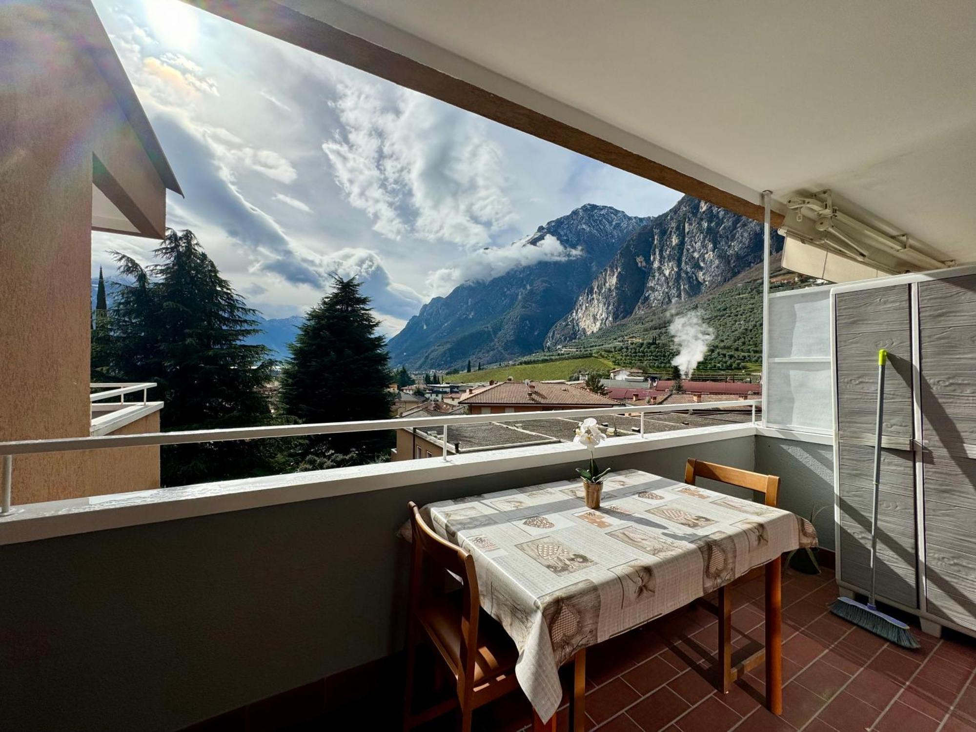 Waterfall & Pool Riva del Garda Bagian luar foto