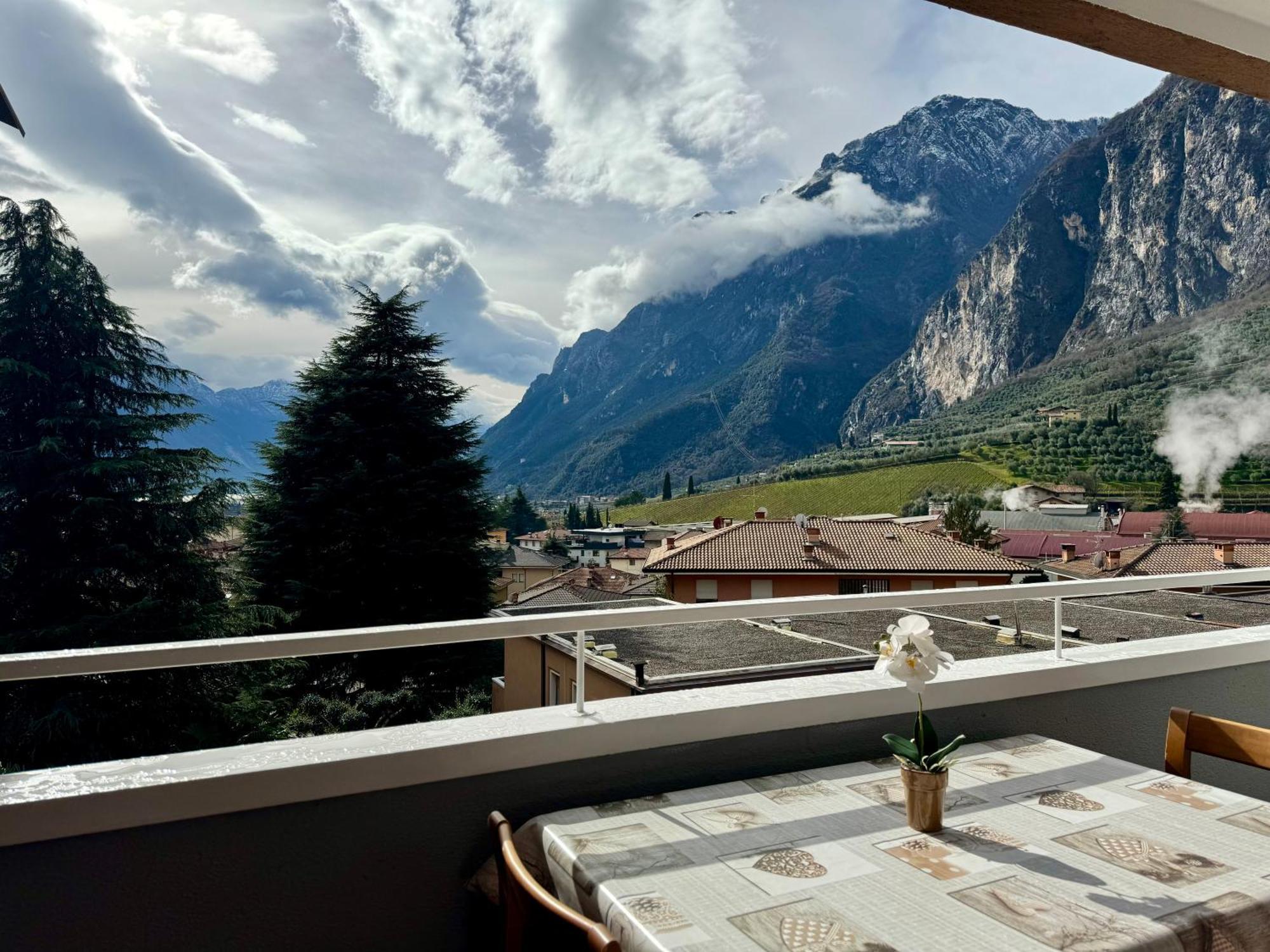 Waterfall & Pool Riva del Garda Bagian luar foto